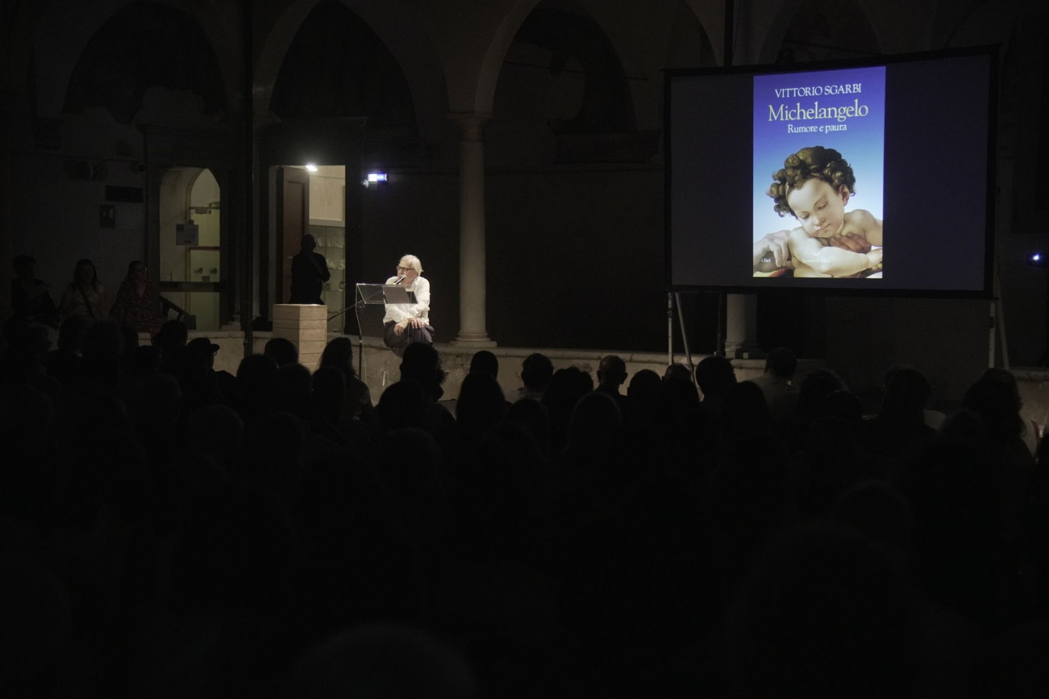 Vittorio Sgarbi racconta Michelangelo, chiostro di Sant'Agostino a Pietrasanta