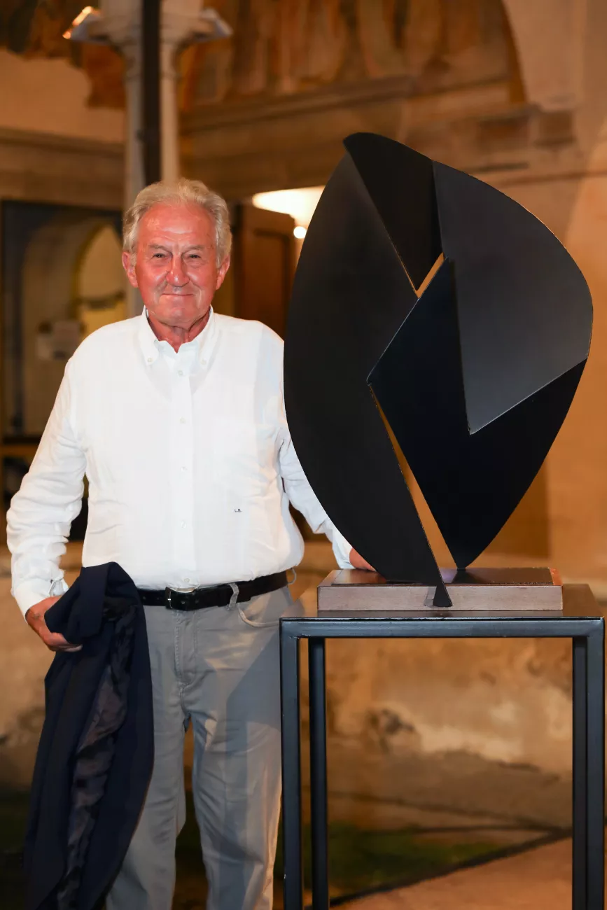 Lino Bozzola di fronte ad una scultura di Angelo Bozzola durante Patrizia Sandretto Re Rebaudengo a Pietrasanta Cult