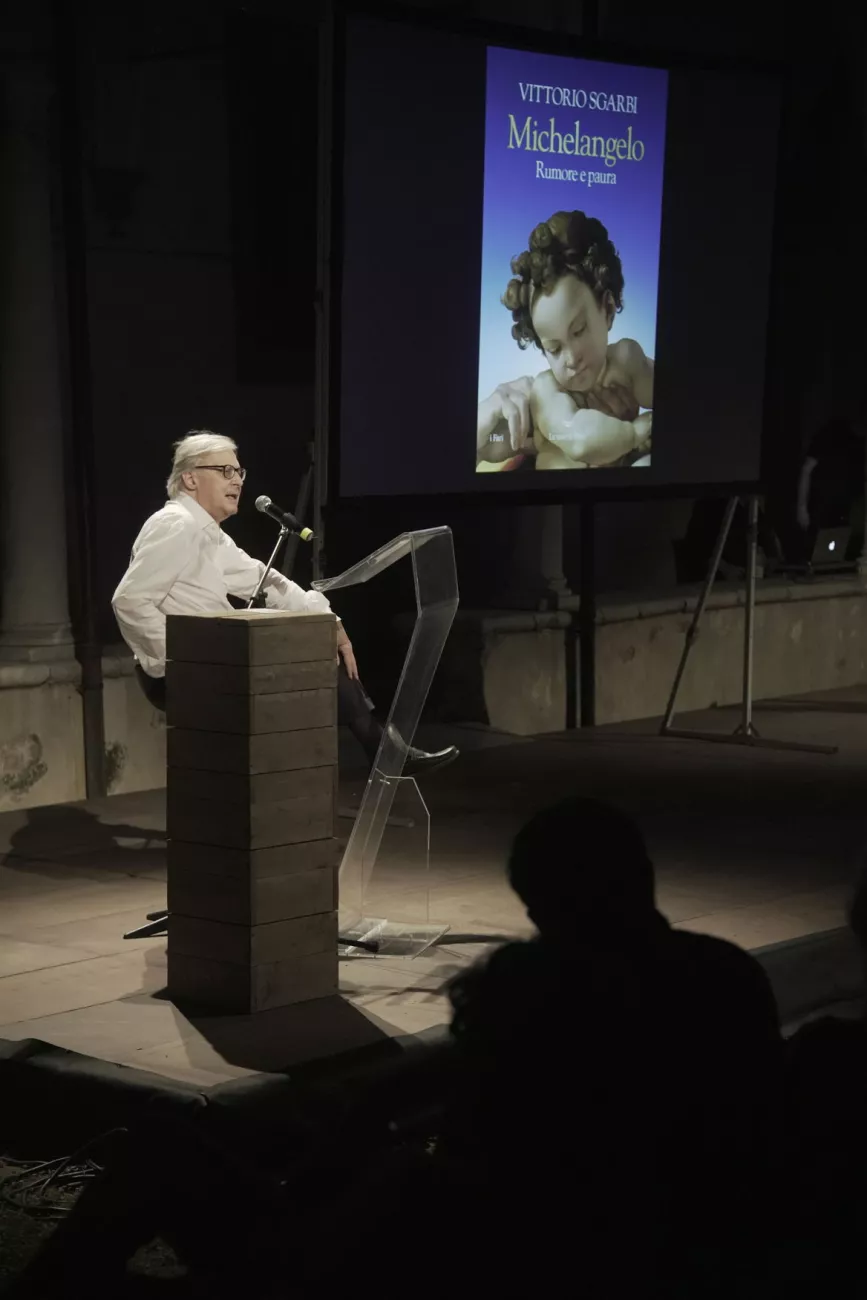 Vittorio Sgarbi racconta Michelangelo, chiostro di Sant'Agostino a Pietrasanta