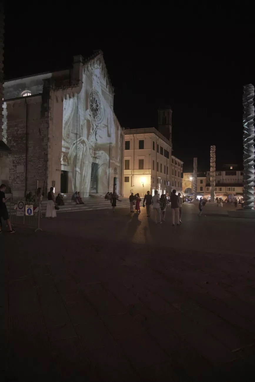 Vittorio Sgarbi racconta Michelangelo, installazione in piazza del duomo a Pietrasanta