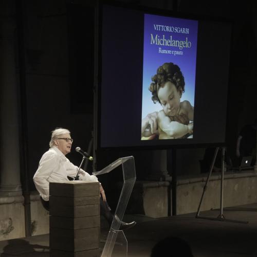 Vittorio Sgarbi racconta Michelangelo, chiostro di Sant'Agostino a Pietrasanta