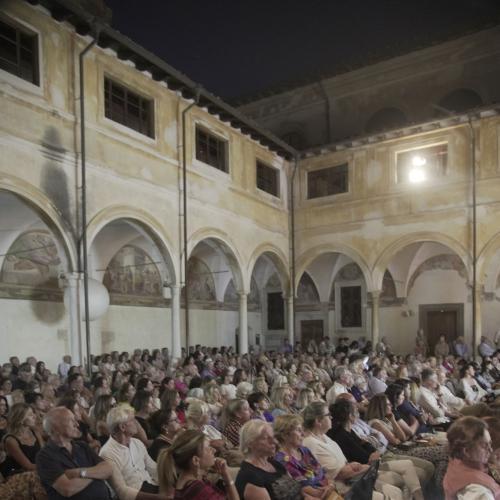 Vittorio Sgarbi racconta Michelangelo, chiostro di Sant'Agostino a Pietrasanta