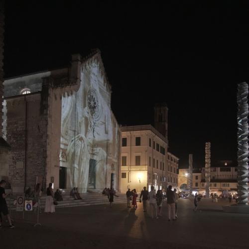 Vittorio Sgarbi racconta Michelangelo, installazione in piazza del duomo a Pietrasanta